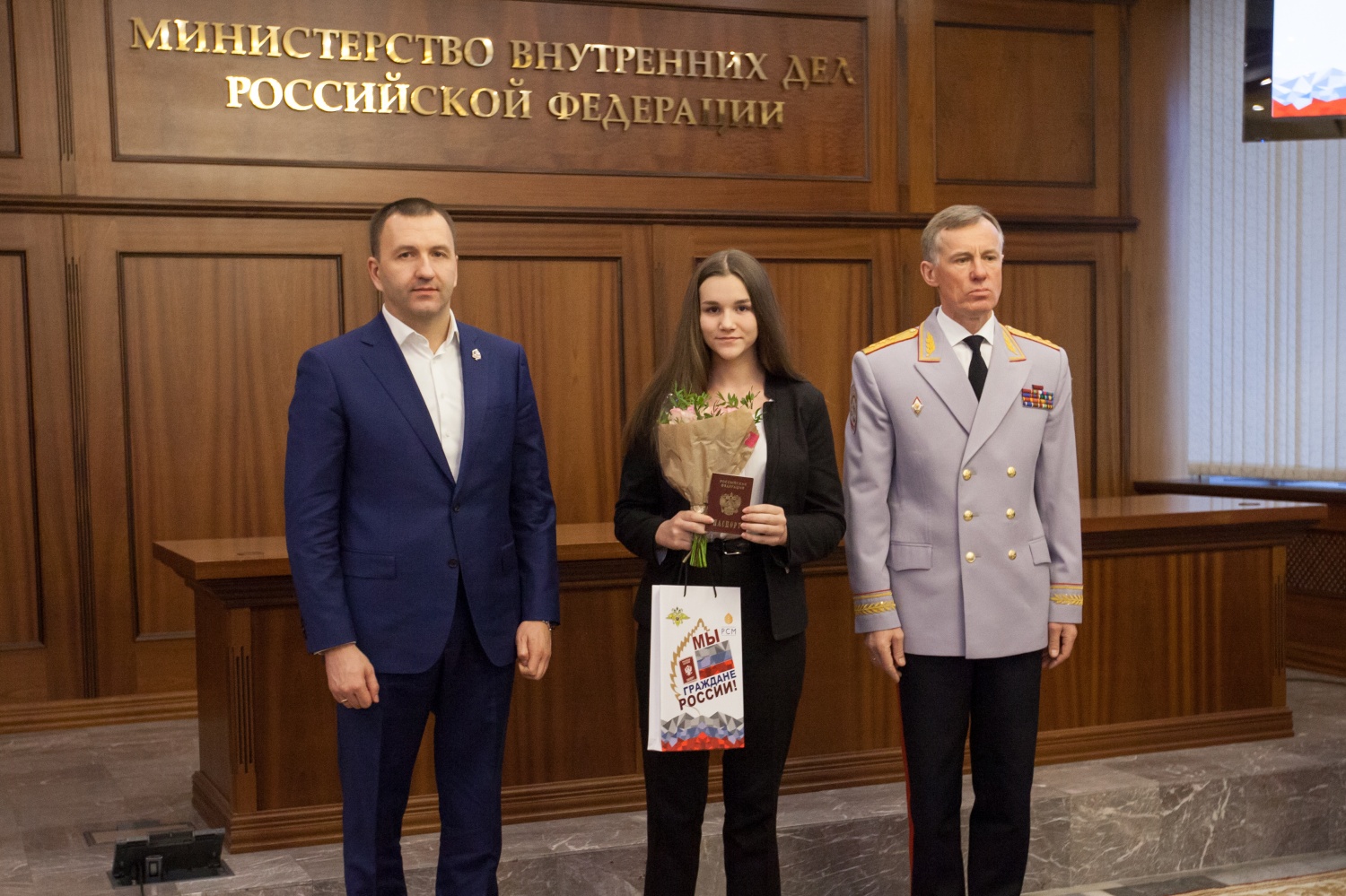 Лучшим школьникам страны вручили паспорта в МВД России